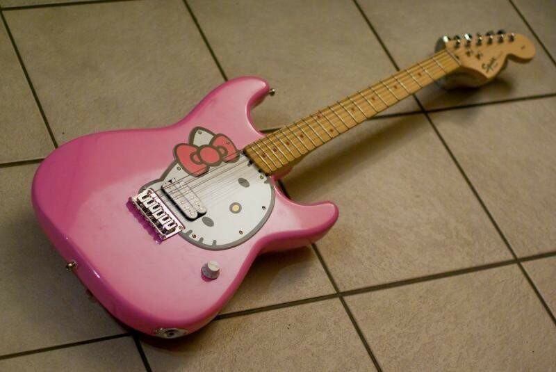 Гитара hello kitty. Squier hello Kitty Stratocaster. Электрогитара Squier hello Kitty Stratocaster Pink. Hello Kitty Guitar Squier. Squier hello Kitty.